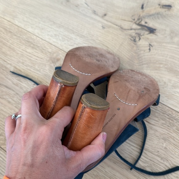 Frye - Sofia Tie On, navy super soft leather, size 7.5M, leather wrapped heel - Picture 4 of 6